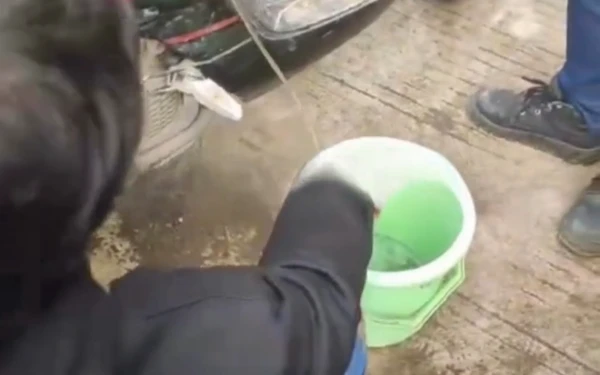 Foto Cuplikan video viral seorang konsumen yang mengeluhkan bensi pertamax yang barus saja dibeli di SPBU Gandus bercampur air, Senin 15 Desember 2025 (Foto : ig : Palembang Bedesau/ Ketik. com)