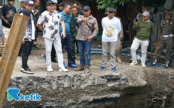 Foto Bupati  Subandi mengecek kondisi pengerjaan crossing saluran di Desa Trosobo, Kecamatan Taman. (Foto: Soni/Kominfo Sidoarjo)
