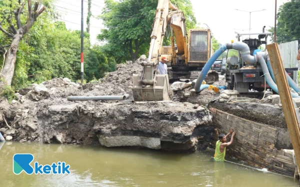 Foto Kondisi proyek pembuatan saluran untuk mengatasi banjir di Desa Trosobo, Kecamatan Taman. (Foto: Soni/Kominfo Sidoarjo)