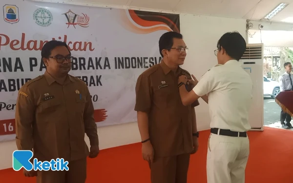 Foto Ketua PPI Lebak saat memberikan pin kepada Pj Sekda Lebak, Halson Nainggolan dan kepala Dispora Lebak, Oktoviana