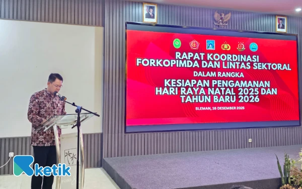 Foto Wabup Sleman, Danang Maharsa, memberikan sambutan dalam Rakor Forkopimda dan Lintas Sektoral di Hotel Prima SR, Sleman, Selasa 16 Desember 2025. Rapat ini membahas Kesiapan Pengamanan Hari Raya Natal 2025 dan Tahun Baru 2026 (Nataru) di wilayah Kabupaten Sleman. (Foto: BS for Ketik.com)