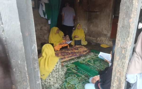 Foto Suasana rumah Duka Dahliya Handayani yang mengakhiri hidup di kamar mandi rumahnya, Selasa, 16 Desember 2025 (Foto : Yola/Ketik.Com)