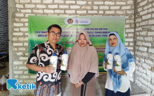 Foto Survei hasil pembuatan pupuk organik cair dan pengaplikasian pengemasan untuk diberikan kepada masyarakat (Foto: FP Unira)
