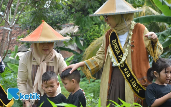Foto Ketua TP PKK Lebak, Belia Asyidiki Jayabaya (Kanan), Wakil ketua TP PKK Lebak, Susi Amir (kiri). (Foto:Belia Asyidiki Jayabaya for ketik.com)