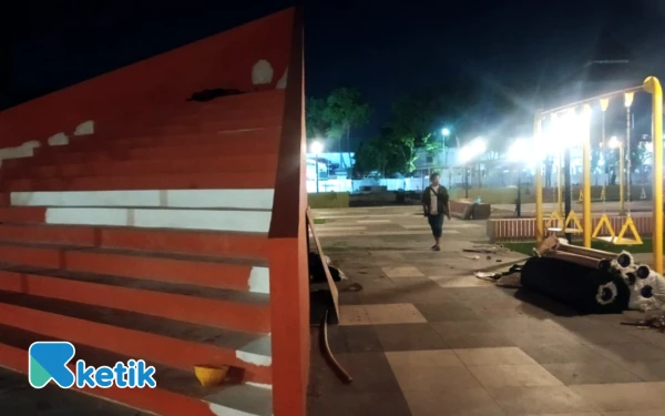 Foto Fasilitas untuk pengunjung yang sudah terpasang di Alun-Alun Sidoarjo. (Foto: Fathur Roiq/ketik.com)