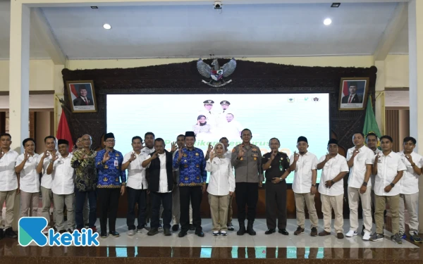 Foto Foto bersama usai pengukuhan  pengurus PWI Kabupaten Bondowoso
Foto: Haryono/Ketik.com