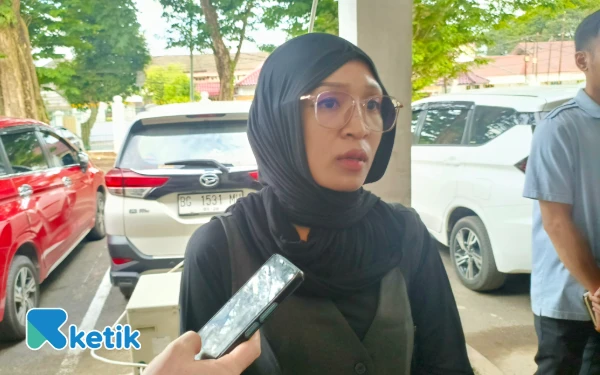 Foto Fara Sagita, SH, penasihat hukum keluarga korban, menegaskan bahwa putusan hakim telah mencerminkan keadilan atas penderitaan korban. Rabu 17 Desember 2025 (Foto: M Nanda/Ketik.com)