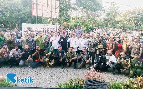 Foto Sebelum mulai foto bersama karena suasana di area terbuka dan sebelum petang, masih ada  cahaya untuk mengabadikan kebersamaan.  (Foto : Sutrjo,  RC/Ketik.com)
