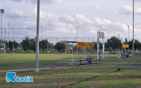 Foto Suasana Stadion Forlantas, Sidomoyo, Godean, yang kini tengah dikelilingi proyek pembangunan tanpa identitas resmi. Dinas terkait di Kabupaten Sleman mengaku tidak mengetahui adanya proyek tersebut di akhir tahun anggaran 2025. (Foto: Fajar Rianto/Ketik.com)