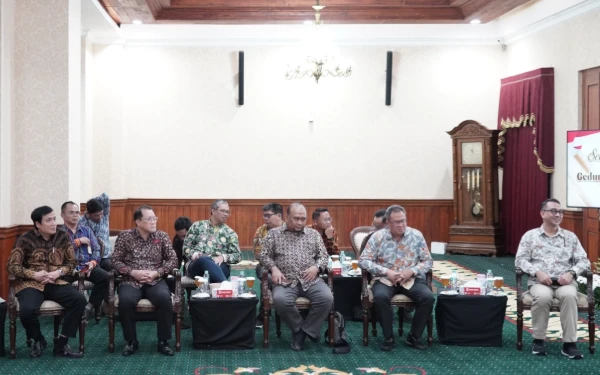 Foto Plt. Kepala Kanwil DJP Jawa Timur II Kindy Rinaldy Syahrir, Kepala Kanwil DJP Jawa Timur III Untung Supardi dan pejabat dari tiga DJP Jatim. (Foto: DJP Jatim for Ketik.com)