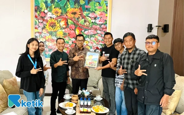 Foto Tim Ketik.com diterima langsung Wali Kota Batu Nurochman atau Cak Nur di Rumah Dinas, Kamis, 18 Desember 2025. (Foto: Bella/Ketik.com)