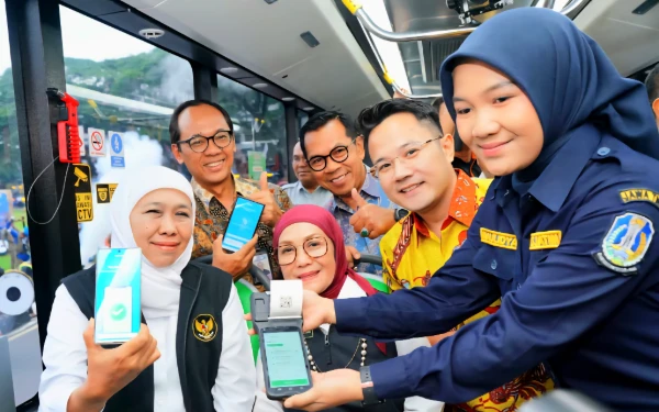 Foto Gubernur Jawa Timur Khofifah Indar Parawansa (kiri) menunjukkan Aplikasi Transjatim Ajaib 2.0  di sela peluncuran Trans Jatim Gajayana Koridor 1 Malang Raya beberapa waktu lalu. (Foto: Biro Adpim Setdaprov Jatim)