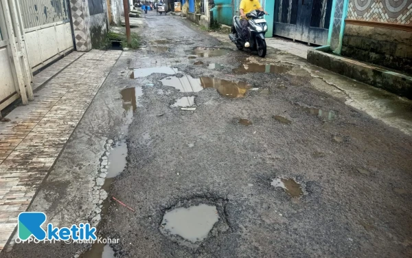 Foto Kondisi jalan KH. Atim, Kebon Kopi, Kelurahan Muara Ciujung Timur, Kabupaten Lebak, Banten. (Foto: Abdul Kohar/ketik.com)
