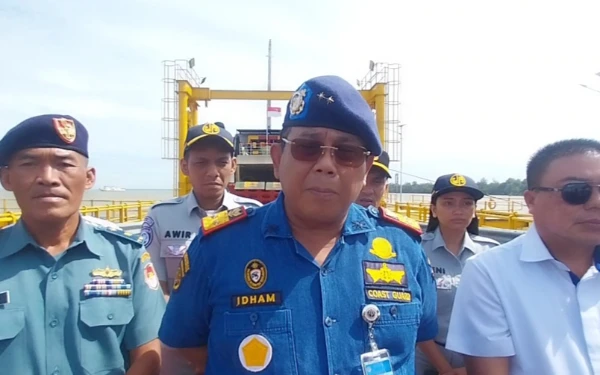 Foto Kepala KSOP Palembang, Idham Faca serta pihak TNI, Polri, Basarnas serta instansi terkait lainnya mengecek kapal angkutan di Pelabuhan Tanjung Api-Api, Kamis (18/12/2025) dalam rangkaian Apel Kesiapan Posko Penyelenggaraan Angkutan Laut Natal 2025 dan Tahun Baru 2026