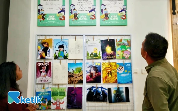 Foto Humas Hellomotion High School, Siti Hanifah Sukma, sedang menunjukkan karya siswa kepada CEO Ketik.com, Kiagus Firdaus, Rabu, 17 Desember 2025. (Foto: Dendy Ganda/Ketik.com)