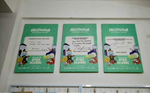 Foto Pesan dari Gubernur Jawa Timur, Khofifah Indar Parawansa, yang terpasang di ruang  Hellomotion High School. (Foto: Dendy Ganda/Ketik.com)