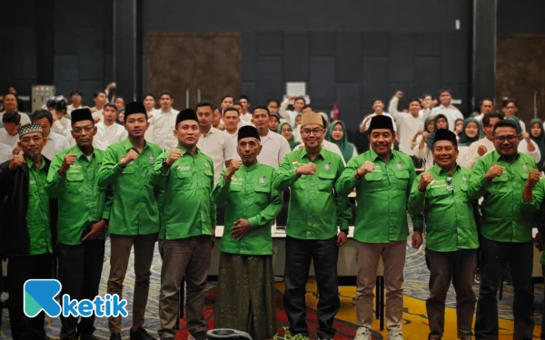 Foto Jajaran pengurus Dewan Syuro dan Dewan Tanfidz DPC PKB Sidoarjo solid menghadiri pelatihan digitalisasi informasi saat berfoto bersama dengan peserta. (Foto: DPC PKB Sidoarjo)