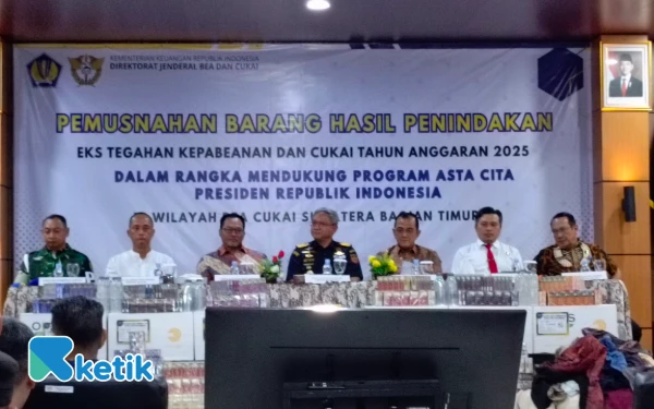 Foto Bea Cukai Sumbagtim mengungkap capaian pengawasan sepanjang 2025 dalam sesi acara pencapaian, menegaskan komitmen perlindungan keuangan negara dan keamanan publik, Jumat 19 Desember 2025. (Foto: M Nanda/Ketik.com)