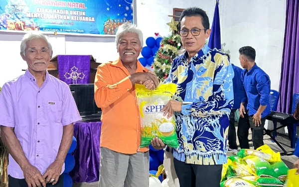 Foto Helmi Umar Muchsin berkesempatan membagikan Sembako kepada Warga berupa Beras (Foto: Mursal/Ketik.com)