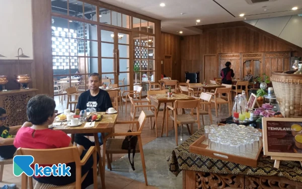 Foto Gendhis Restaurant yang nyaman di The Alana Hotel Malang. (Foto: Aliyah/Ketik.com)