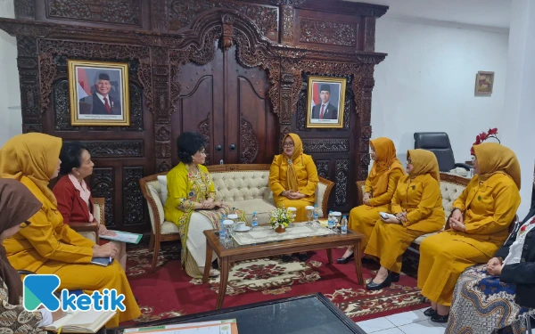 Foto Diskusi gayeng Ketum Kowani Nanny Hadi Tjahjanto bersama Ketua GOW Muara Enim Hj Sumarni yang juga Wakil Bupati setempat. (Foto: Naufal Ardiansyah/Ketik.com)