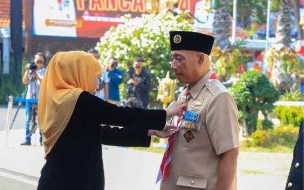 Foto Gubernur sekaligus Kamabida Pramuka Jatim Khofifah Indar Parawansa (kiri) menyematkam lencana kehormatan kepada Kakwarda HM Arum Sabil (kiri) di Gedung Negara Grahadi di Surabaya beberapa waktu lalu. (Foto: Biro Adpim Setdaprov Jatim)