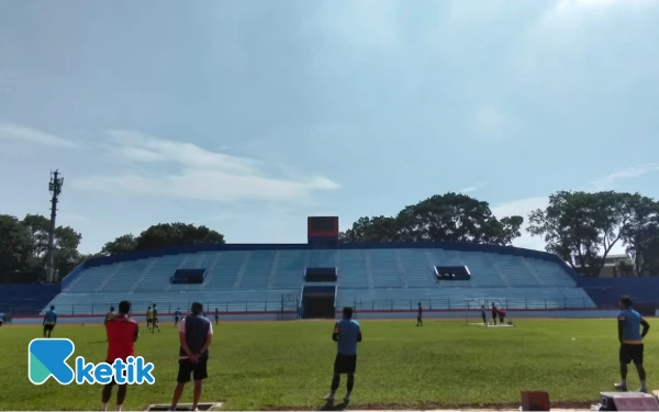 Foto Skuad Arema FC sedang berlatih di Stadion Gajayana Kota Malang, Sabtu, 20 Desember 2025. (Foto: Dendy Ganda/Ketik.com)