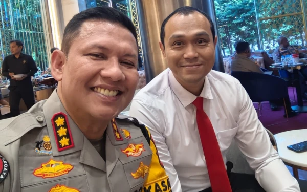 Foto AKBP Putu Kholis Aryana bersama Kombespol Budi Prasetyo. (Foto: Buher di MCC)