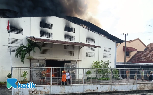 Foto Kebakaran di pabrik sepatu PT Karya Mekar, Mojongapit Jombang, 20 Desember 2025. (Foto: Rifat/Ketik.com)