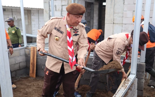 Foto Ketua Kwarda Pramuka Jatim Kak Arum Sabil ikut membantu membangun rumah/hunian beberapa waktu lalu. (Foto: Humas Kwarda Jatim)