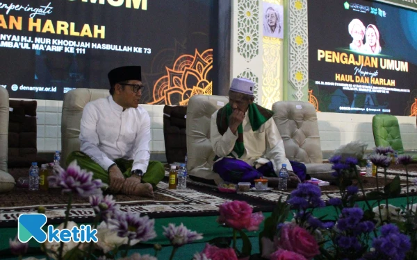 Foto Menteri Koordinator Pemberdayaan Masyarakat Muhaimin Iskandar alias Gus Muhaimin bersama KH. Masduqi Abdurrahman Al Hafid Pengasuh Pondok Pesantren Roudhotu Tahfidzil Qur’an Perak Jombang di acara puncak Haul KH. M. Bishri Syansuri ke-47, Hj. Nyai Nur Khodijah Hasbullah ke-73 serta Harlah PP Mambaul Ma’arif Denanyar Jombang ke-111, Sabtu malam, 20 Desember 2025. (Foto: Rifat/Ketik.com)