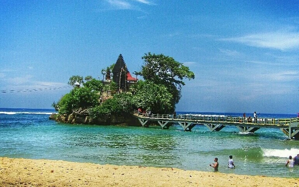 Foto Pura Amertha Jati yang indah di Pantai Balekambang. (Foto: TripAdvisor)
