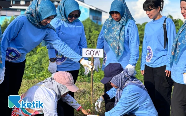Foto Mardiana Helmi melakukan penanaman pohon di temani sejumlah pengurus GOW (Foto: Mursal/Ketik.com)