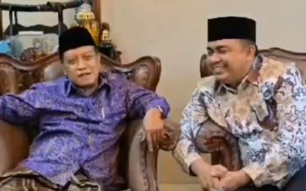 Foto Mantan Ketua PBNU KH Said Aqil Siraj (kiri) bersama Pemilik Kampung Family Resto, Muhammad Rofii Mukhlis (kanan).  (Foto : Rofii for Ketik).