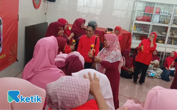Foto Ibu-Ibu Asosiasi Bank Sampah Gresik Berikan Bunga Mawar Yang Terbuat Dari Minyak Jelantah di Klenteng Kim Hin Kiong, Gresik, Minggu, 21 Desember 2025 (Foto: Daniel Andayawan/Ketik.com)