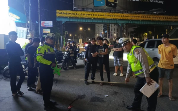 Foto Anggota Satlantas Polrestabes Palembang melakukan olah TKP dan menghimpun keterangan saksi di lokasi kecelakaan yang terjadi di Jalan Jenderal Sudirman depan Bank BSI, pada Senin (22 Desember 2025) dinihari (Foto : Yola/Ketik.Com)