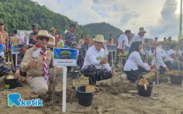 Foto Ketua Kwarda Jatim Arum Sabil dan Dankodaeral V Laksda TNI Ali Triswanto bersama Gubernur Jatim Khofifah saat menanam mangrove di Pacitan. (Foto: Naufal/Ketik.com)