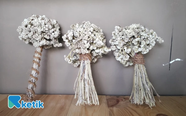 Foto Suvenir edelweiss yang dijual di galeri Taman Edelweiss, Wonokitri, Pasuruan. (Foto: Dendy Ganda/Ketik.com)