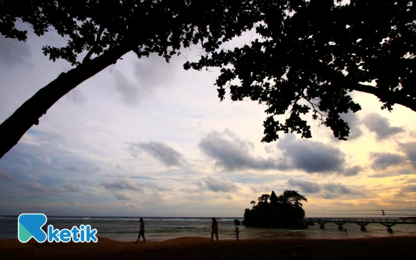 Foto Sejumlah wisatawan sedang menikmati suasana di Pantai Balekambang. (Foto: Fisca/Ketik.com)
