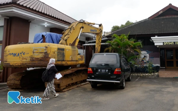 Foto Excavator yang disita penyidik Kejaksaan Negeri Pacitan sebagai barang bukti dalam perkara dugaan tindak pidana korupsi proyek penanganan banjir Sungai Asem Gandok Grindulu, Selasa, 23 Desember 2025. (Foto: Al Ahmadi/Ketik)