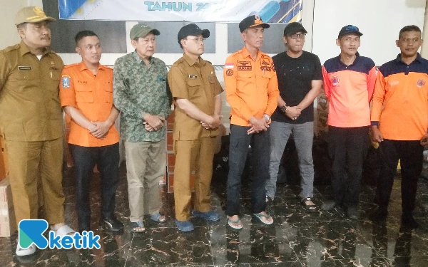 Foto Kalaksa BPBD Gresik Sukardi , Camat Benjeng Nurul Fuad dan Abdullah Munir anggota DPRD Gresik dan perangkat Desa Kedungrukem serta staf BPBD setelah menyerahkan bantuan.  (Foto : Sutejo, RC/Ketik.com)