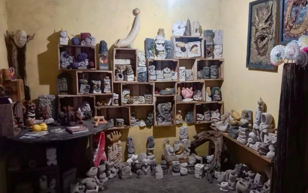 Foto Karya Tomi yang dipamerkan di Galeri Mosstone Garden. (Foto: Tomi for ketik.com)