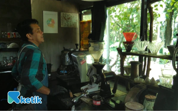 Foto Bro Yun sedang meracik kopi di Hey Bro Koffiehuis, kedai kopi alternatif di tepi Hutan Kota Hamid Rusdi, Kota Malang. (Foto: Dendy Ganda/Ketik.com)