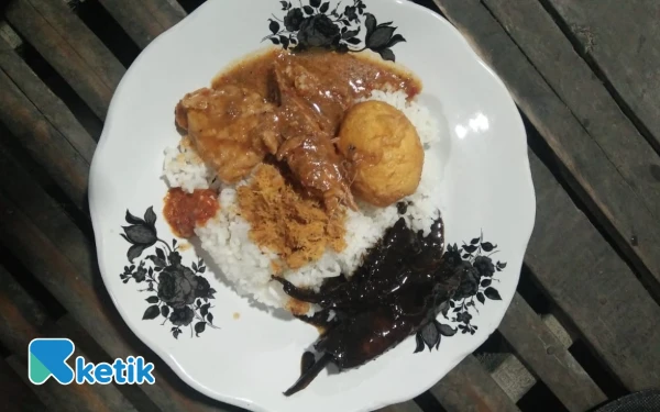 Foto Sepiring sajian khas Nasi Kobel Bu Aminah. (Foto: Dendy Ganda/Ketik.com)