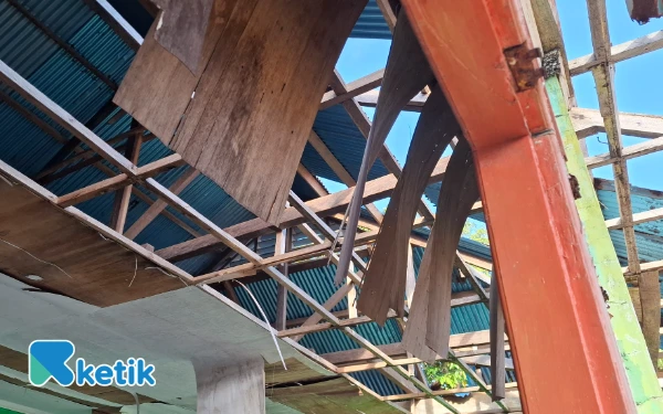 Foto Gedung Bangunan Sekolah Dasar di Desa Laigoma yang di Tinjau Wabup Halsel (Foto: Ketik.com)