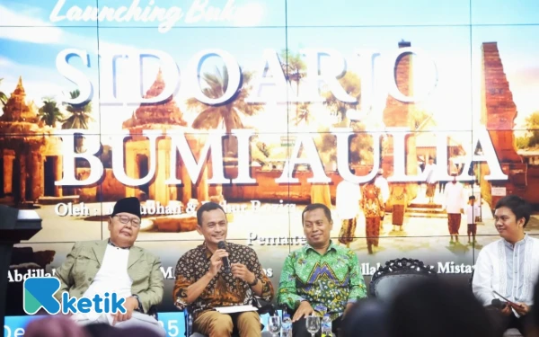 Foto Suasana peluncuran dan bedah buku Sidoarjo Bumi Aulia yang menghadirkan para kiai, tokoh masyarakat, dan penulis buku. (Foto: Dokumentasi)