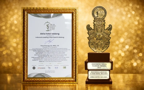 Foto Penghargaan Indonesia Leading 4 Star Hotel Malang 2025 yang didapatkan oleh Atria Hotel Malang dari ajang Indonesia Travel and Tourism Awards (ITTA) 2025. (Foto: Atria Hotel Malang for Ketik.com)