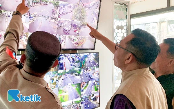 Foto Cak Nur memantau arus lalu lintas melalui monitor CCTV yang ada di Pospam Lippo Plaza Batu. (Foto: Dafa Wahyu Pratama/Ketik.com)