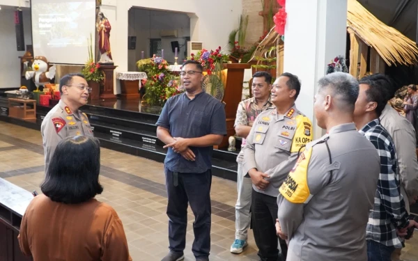 Foto Kapolda DIY, Irjen Pol Anggoro Sukartono meninjau kesiapan personel dan berdialog dengan pengurus salahsatu Gereja Selasa, 23 Desember 2025. (Foto: Bidhumas Polda DIY for Ketik.com)