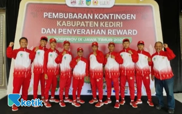 Foto Cabor Pordasi Kabupaten Kediri mendapatkan reward usai acara pembubaran Kontingen Kabupaten Kediri di Porprov IX Jatim, Selasa (23/12/2025). (Foto : Pordasi for Ketik).